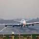 Illustration for article titled Watch a Boeing 747 Jumbo Jet land without one of its landing gears